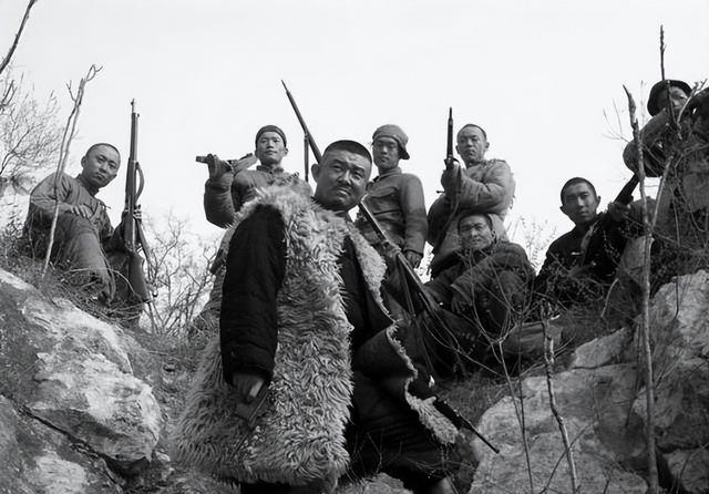 1935年，“湘西魔王”张平走进了16岁杨炳莲的家里：“我看上了杨炳莲，要娶她为