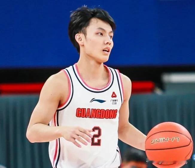 脸都不要了！广东三少凭什么留在国家队？

1. 徐杰，本赛季的表现起伏特别大，基