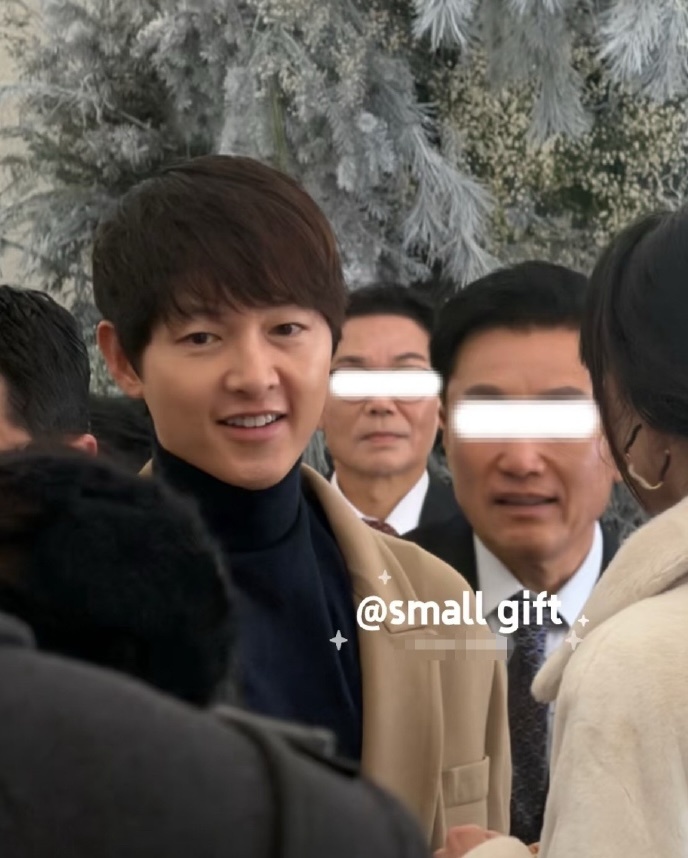 宋仲基夫妇出席好友婚礼 近日，宋仲基与妻子出席好友婚礼，两人笑容甜蜜。 