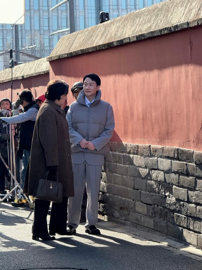 黄轩美顺与长生妆造黄轩美顺与长生人设黄轩《美顺与长生》拍摄路透有，西装外面裹着羽