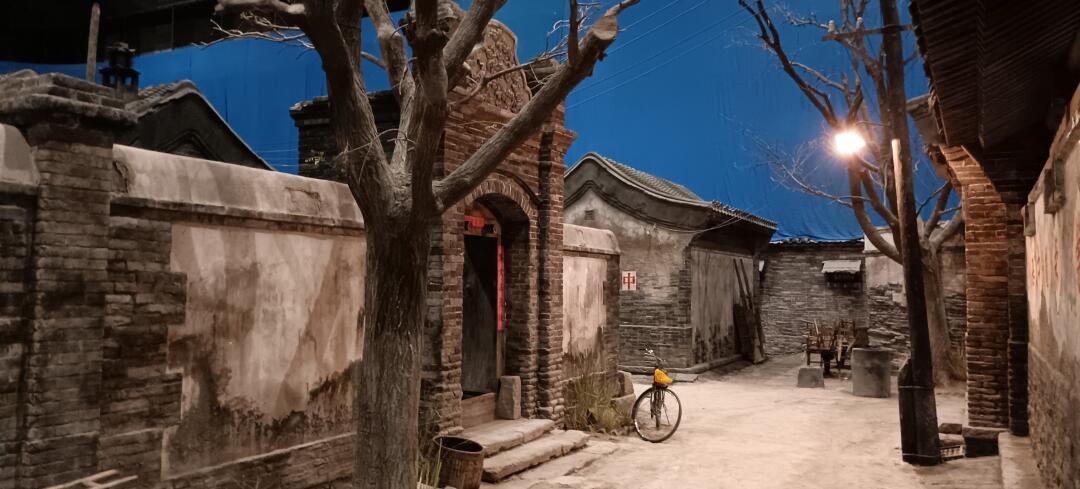 电影《抓特务》棚内置景搭建出的老北京街道 