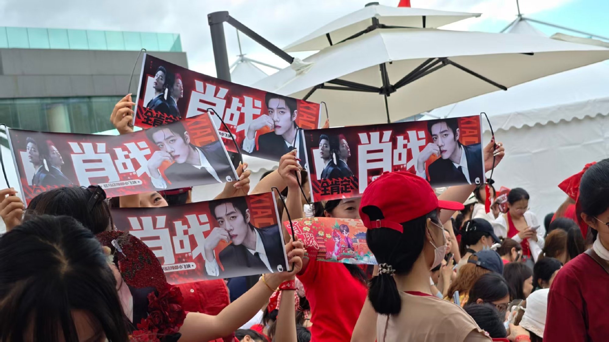 YSL香港活动 驱逐消费者一头雾水的点进来，原来又是黑粉在闹事。YSL活动不是和