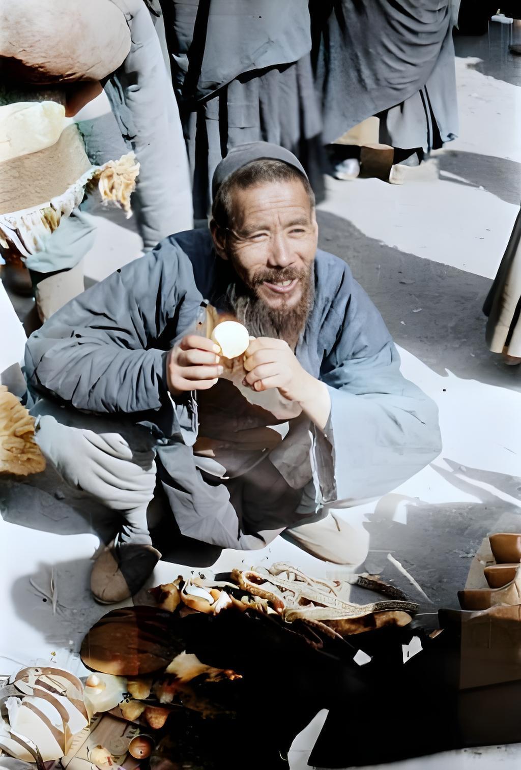这是1937年左右在兰州拍的老照片，一个大叔在露天市场摆摊卖东西呢。他蹲在地上，