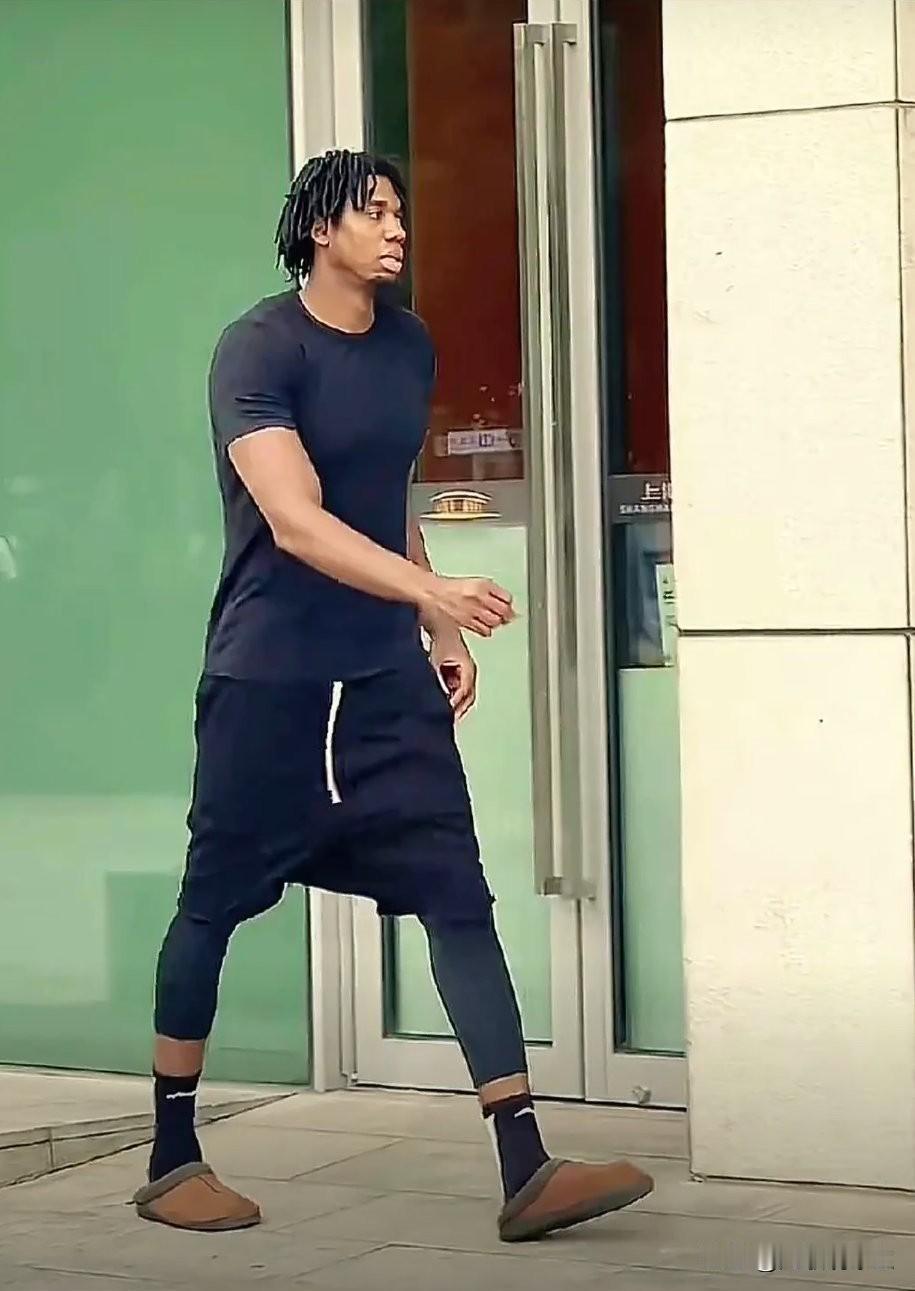 大白边是不是真有问题，今晚就清楚了。如果他今晚没有出现在上海主场的比赛现场，没有
