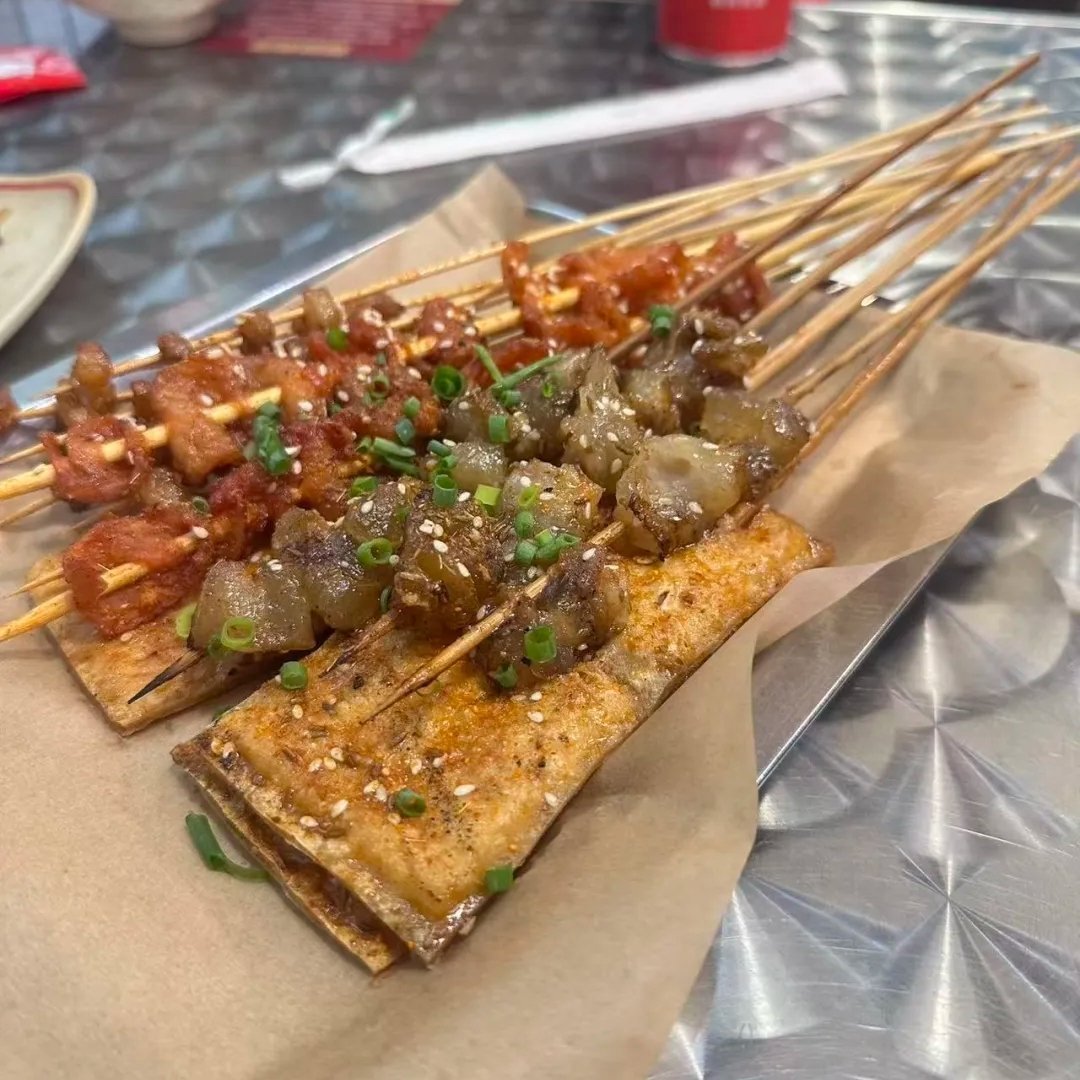 烧烤烤串味道很不错，五花肉、韭菜、豆皮烤得焦香入味，撒上芝麻葱花香气十足，可惜手