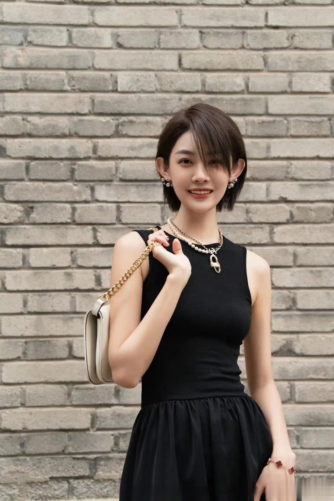#贾乃亮与短发美女同回家中# 这好像是一位演员 ！长相，身材，职业都很配，如果是