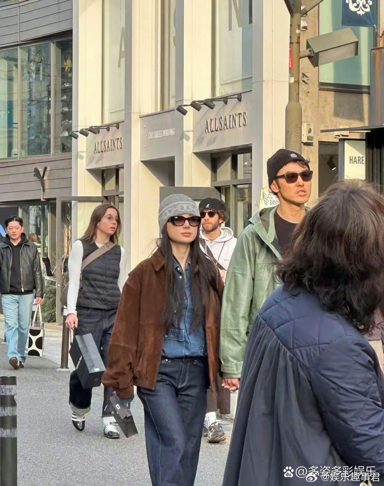 阮经天和女友十指紧扣逛街曝阮经天与女友十指紧扣逛街，两人好般配啊！ 