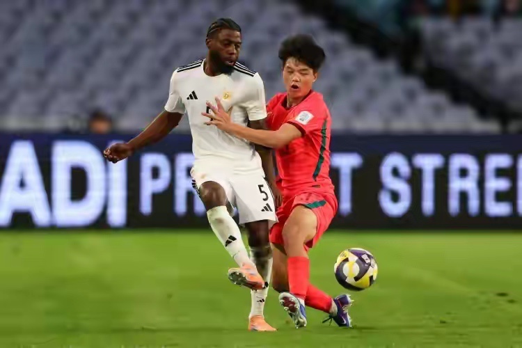 20岁国脚杨希迎来爆发，在国足2-0完胜库拉索的比赛中完成首秀，表现稳健，有望接