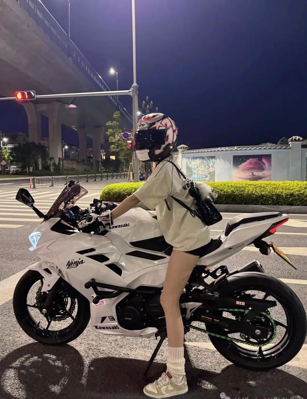 小唐姐姐机车女孩的穿搭，是风与自由的具象化。白色T恤配黑色短裤，是夏日山路的清爽