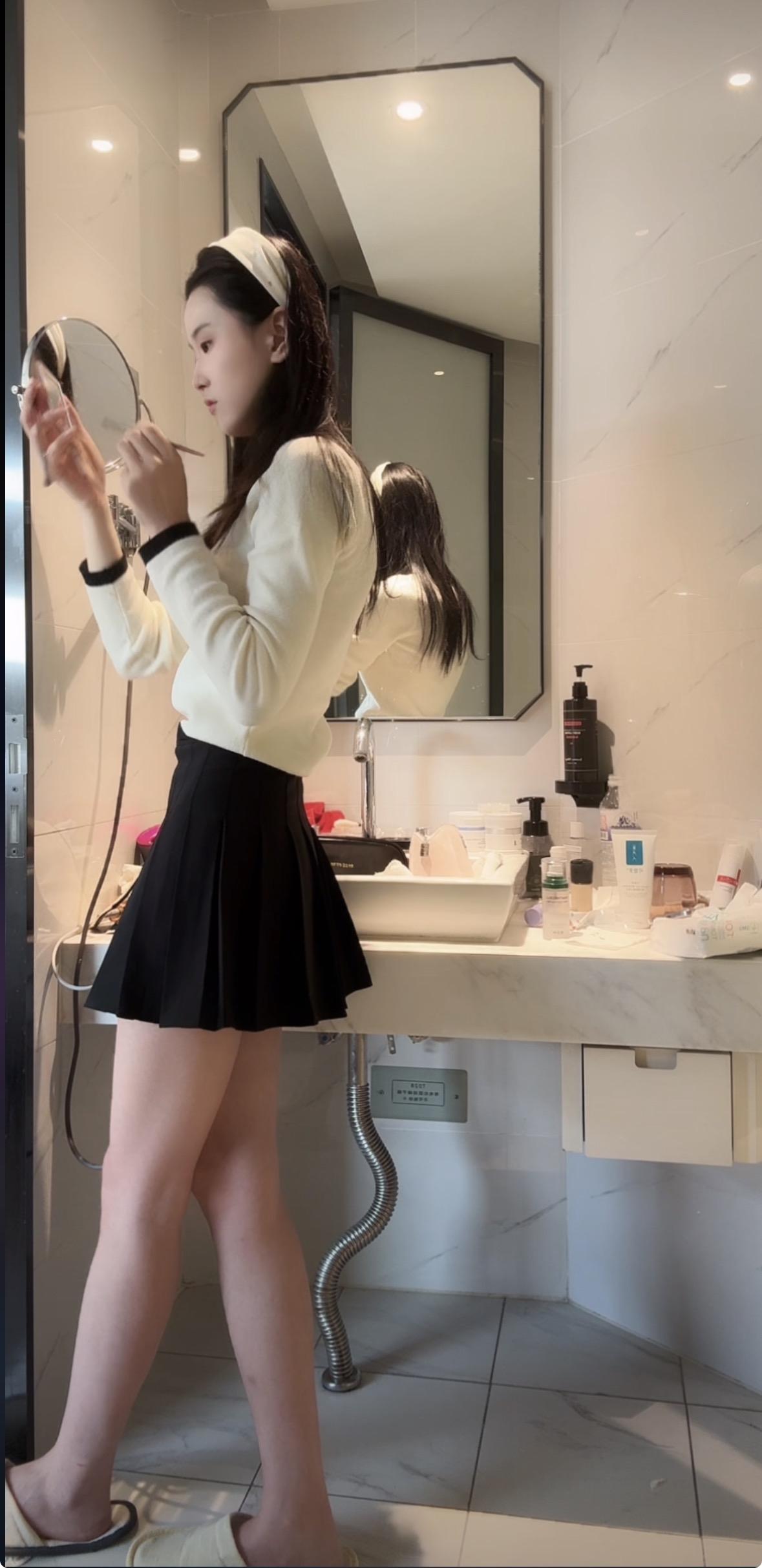 镜中人影动，梳妆映月明。