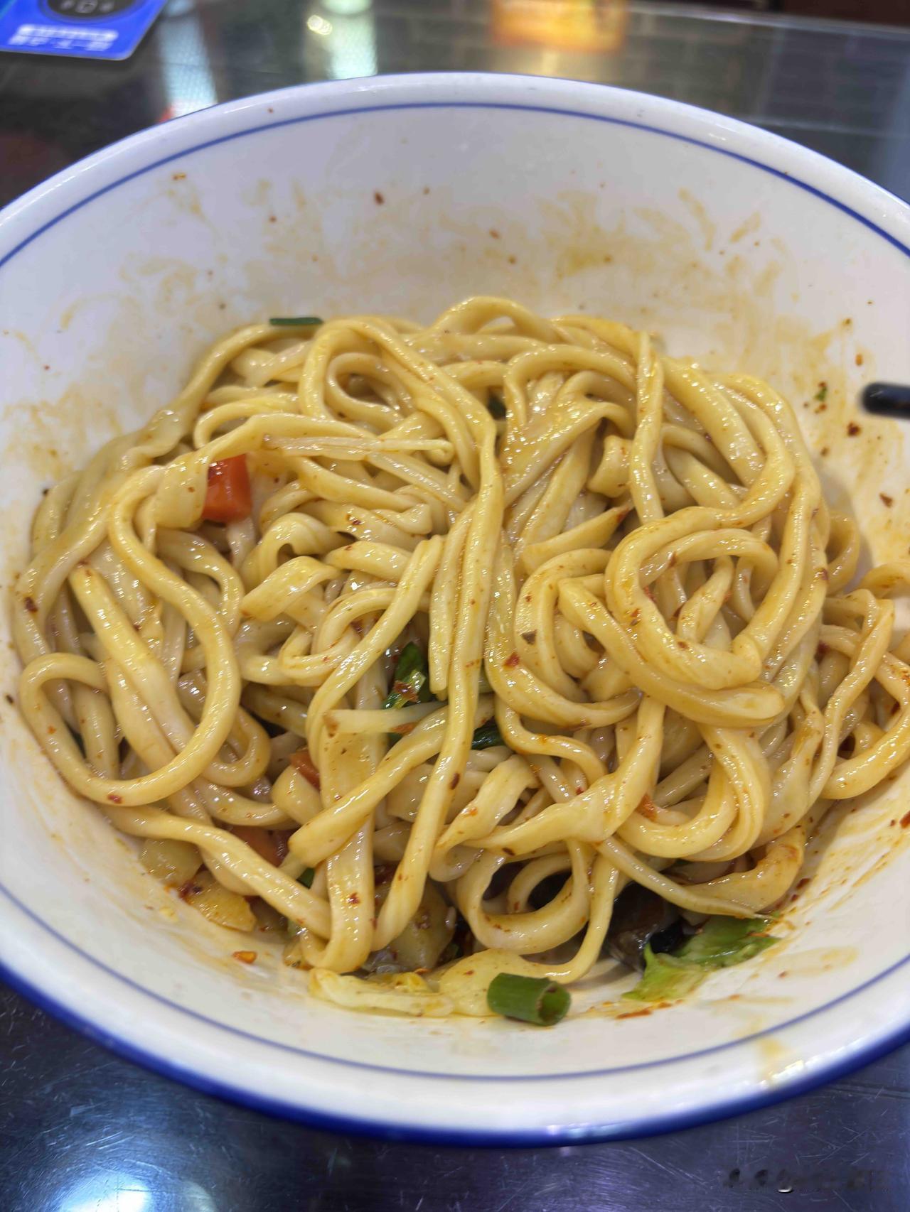 今天在西安中贸广场北边巷子里吃的拉条子，花了13元，味道还行，量不是很大，吃了九