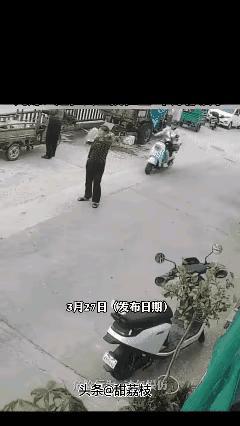 冤家路窄啊？
你骑个电动车怎么不看路呢？还来了个背后穿裆，撞的这个结实，四脚朝天