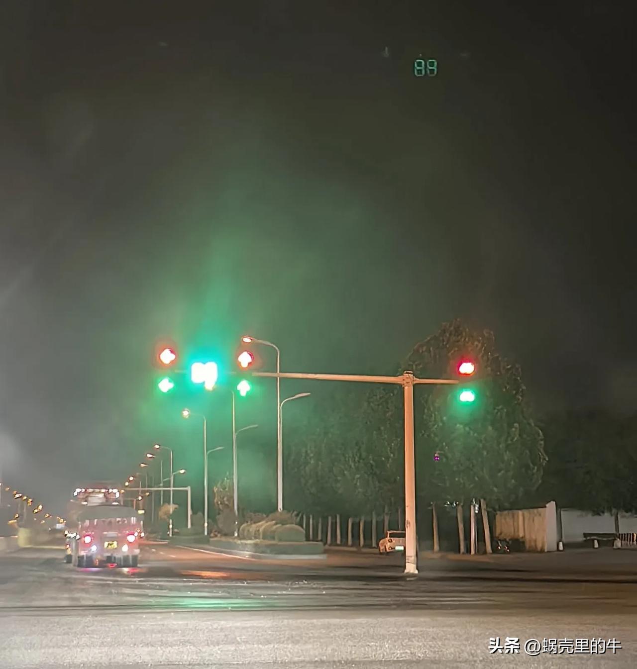 国际交通信号灯，我该怎么走？

以前都是别人领着走，
今天排在第一位，
好尴尬[