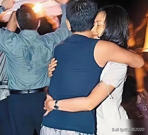 其实年轻时期的何超琼一直都在寻求自己的“爱情”，两次遇到自己的喜欢的人都被父亲“