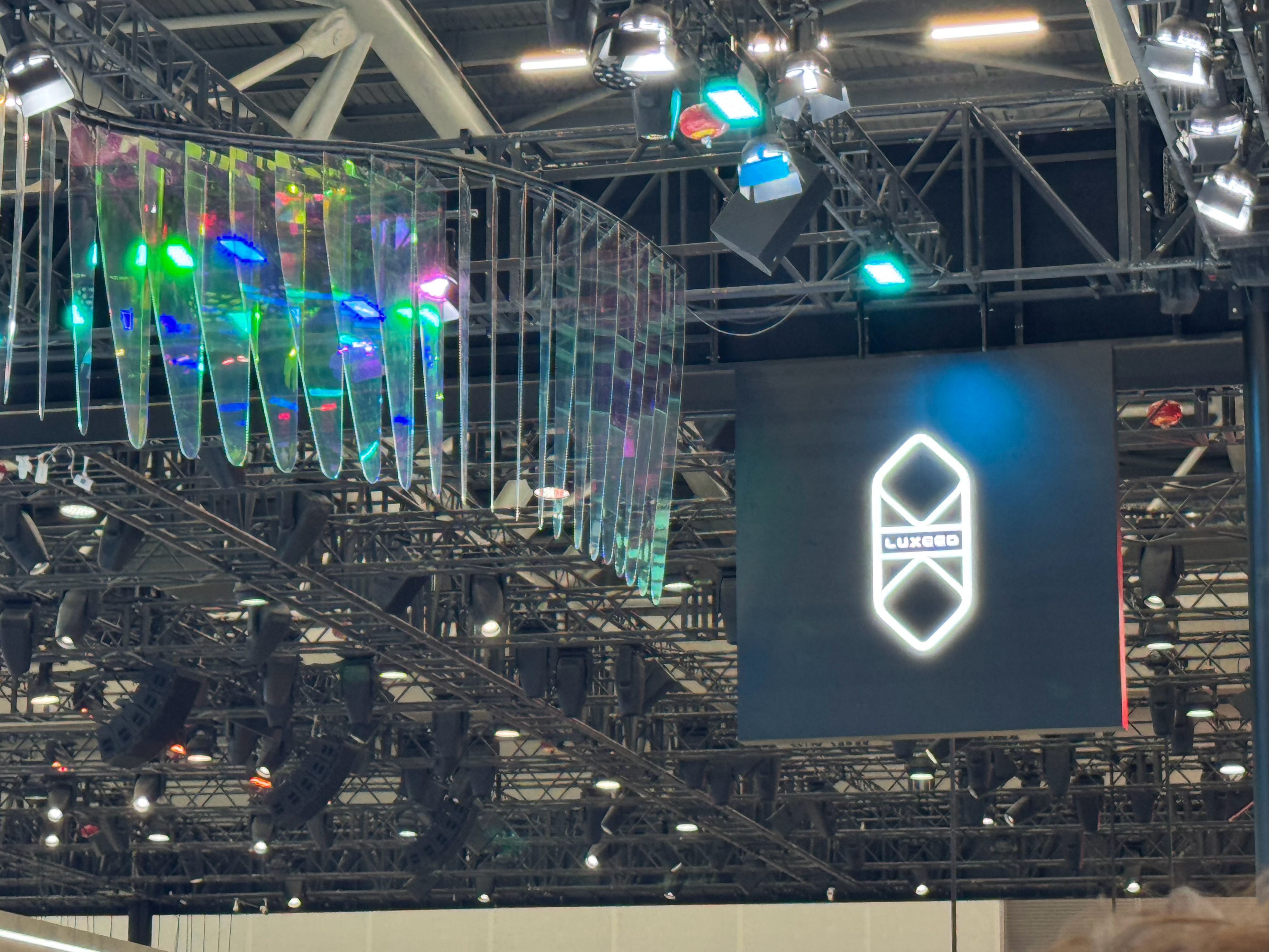 杰哥带你逛车展——智界展台！这是智界汽车品牌2.0战略发布后的首次重磅亮相，专属