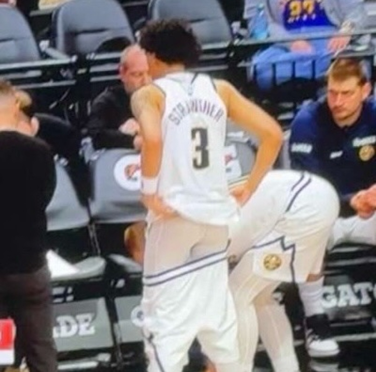 牢色准备了新的招式对付雷霆。丹佛花样少男少女