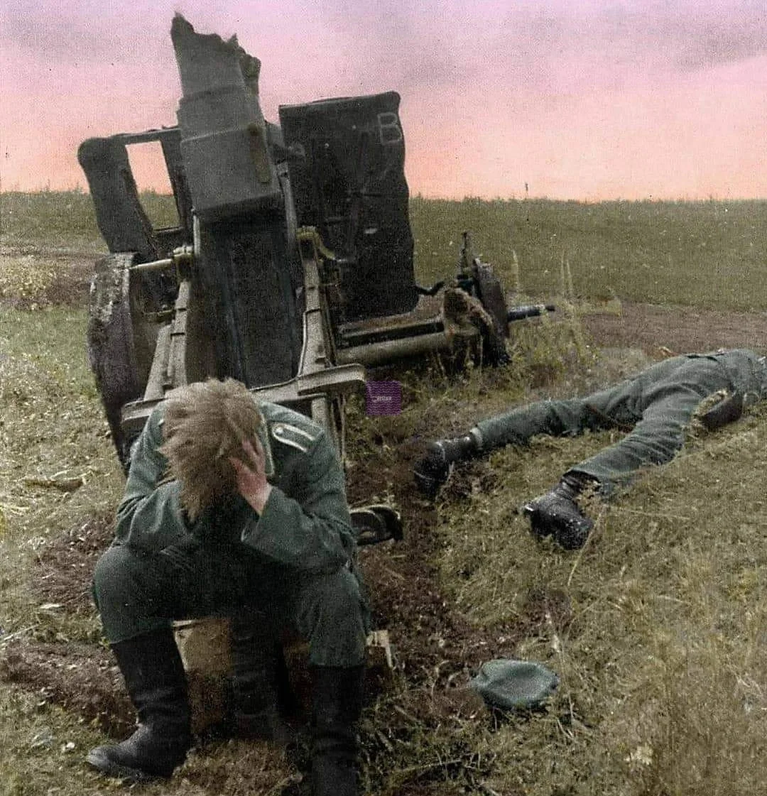 1943年库尔斯克战役中，一名德国士兵在普罗霍罗夫斯基的战场上哭泣。 ...