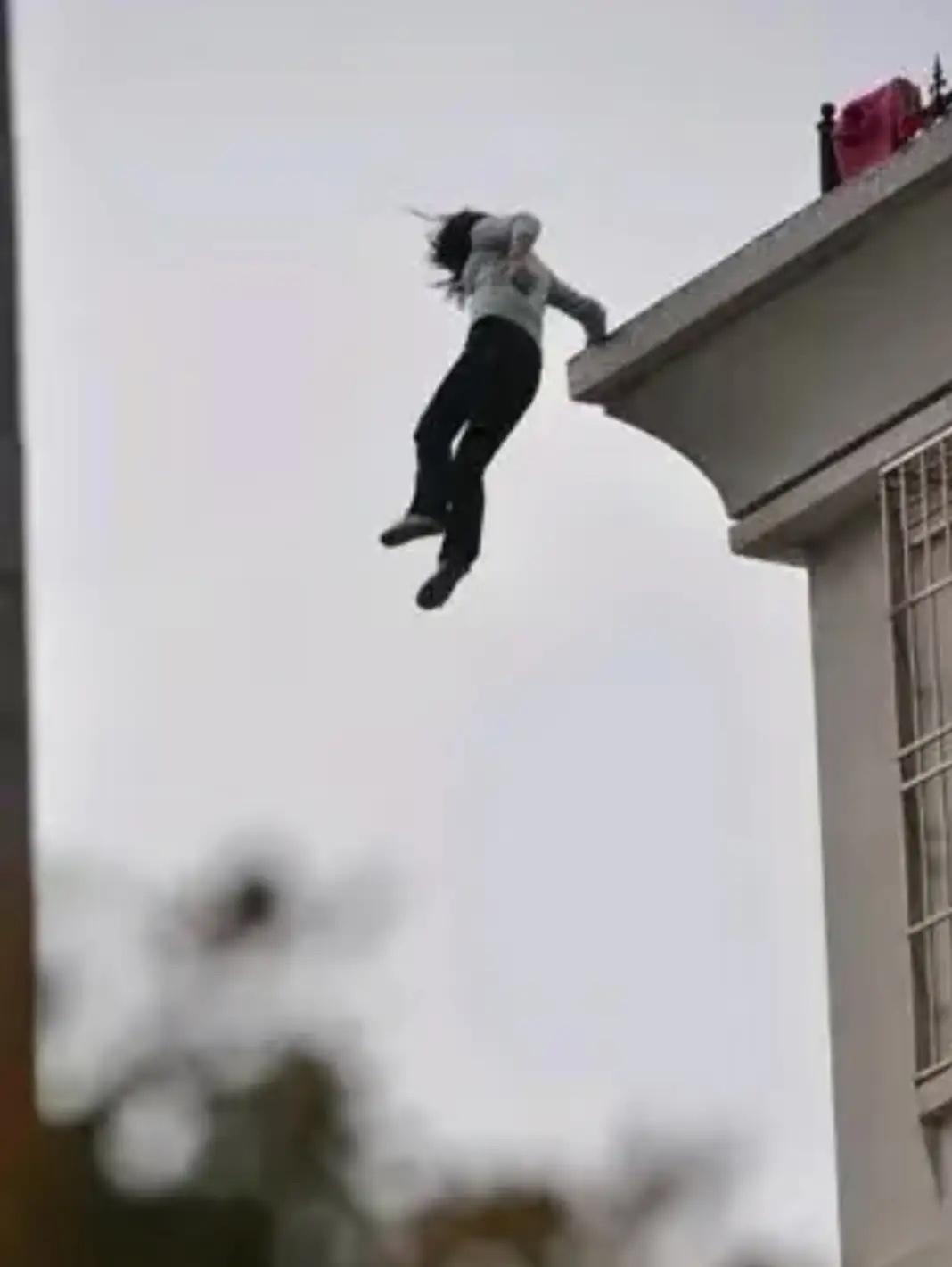 17岁女孩凌晨从五楼跳下，生命永远停在了最美的年纪，起因不过是妈妈翻手机看到她和