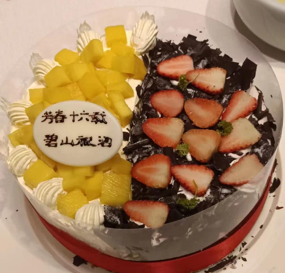 小时候我给她报过画画班，游泳班，尤克里里班，羽毛球班，声乐班，乒乓球班。这些兴趣