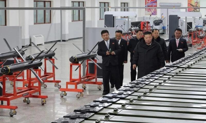 朝鲜官方报道展示精确制导武器大规模生产能力和标准化装备配发，令人印象深刻。飞扬军