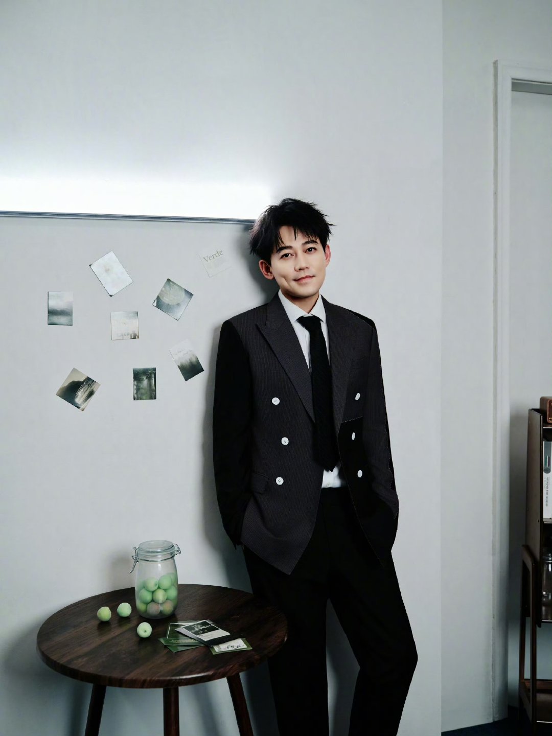 苏醒晒歌手出发图歌手2026配图文案延续一贯风趣风格，调侃出发图属于硬性任务，不