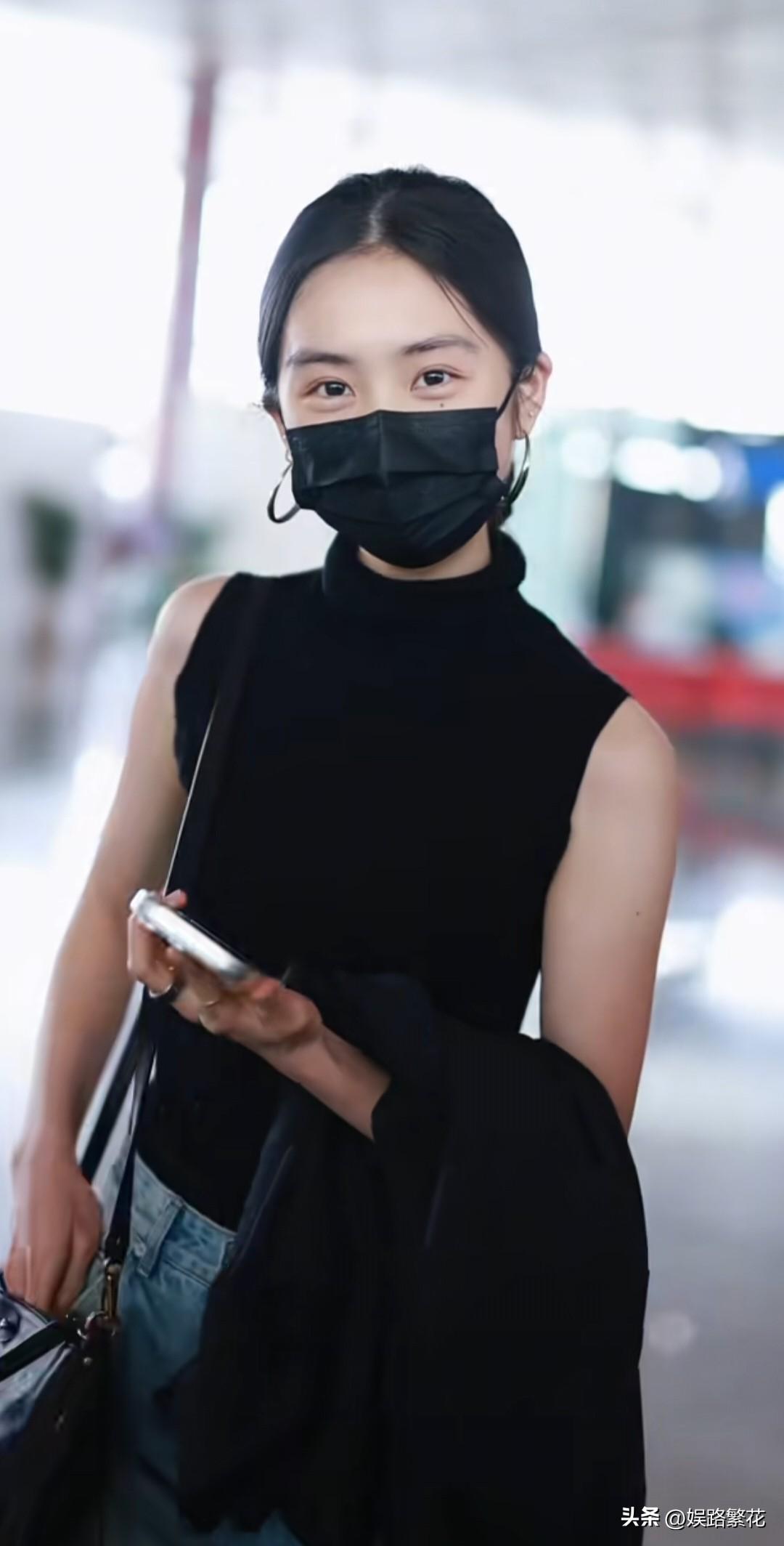 7月1日，黄多多放暑假回国现身机场。她穿着黑色无袖高领背心搭配浅蓝阔腿牛仔裤，头
