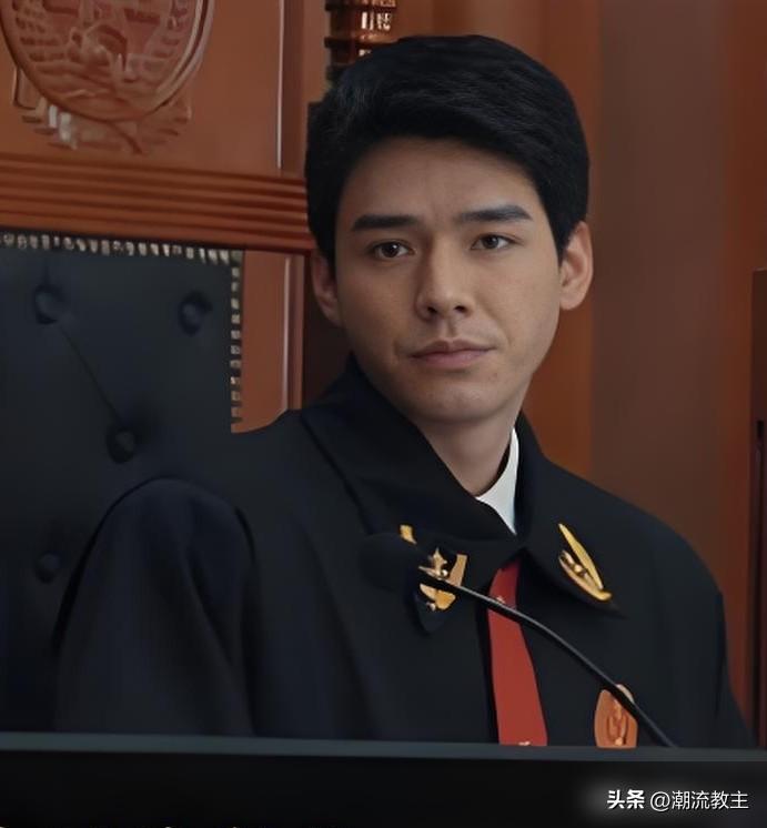 龚俊演法官，演技评价直接两极分化，确实有些意外。
一边是粉丝称赞微表情精准，演