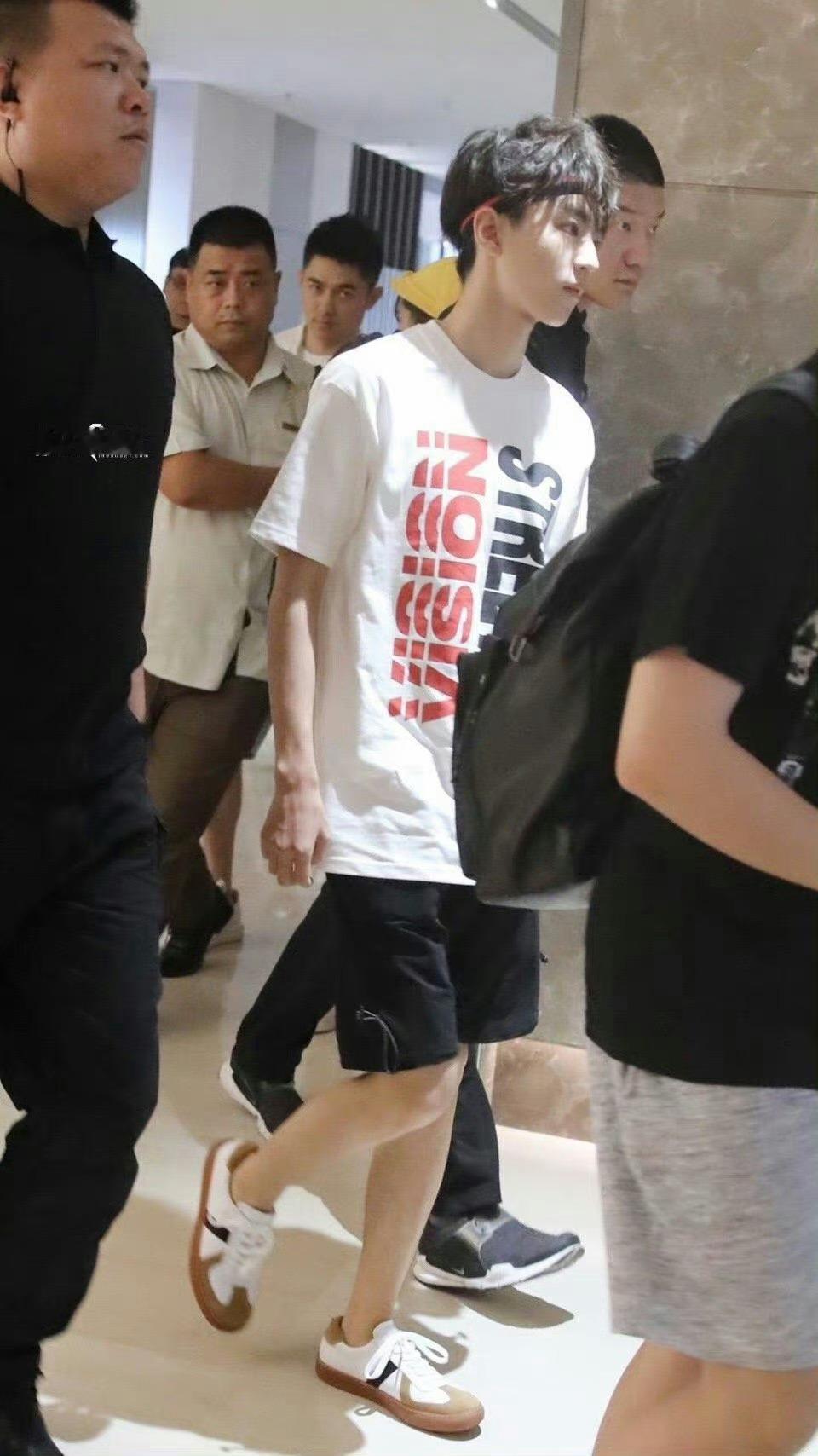 #王俊凯[超话]# 有关于十八岁小俊的每一个夏日都值得珍藏！夏天最幸福的事不仅能