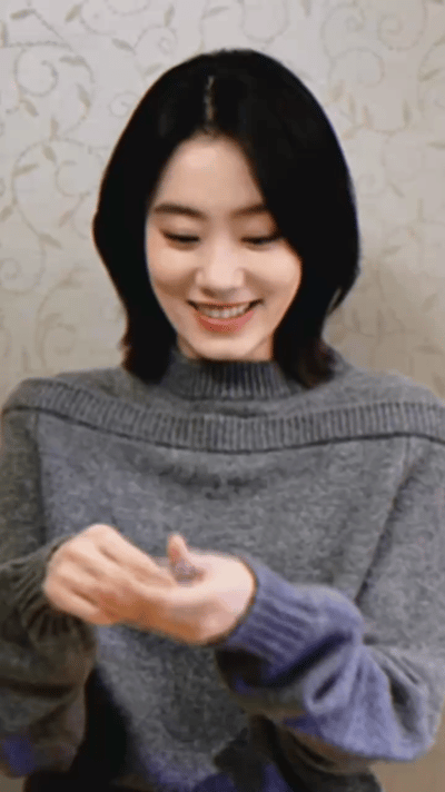 张小斐眼镜一戴秒变郝有嘉  受不了一点….太美太飒啦～这眼镜一戴，可不就是摇身一