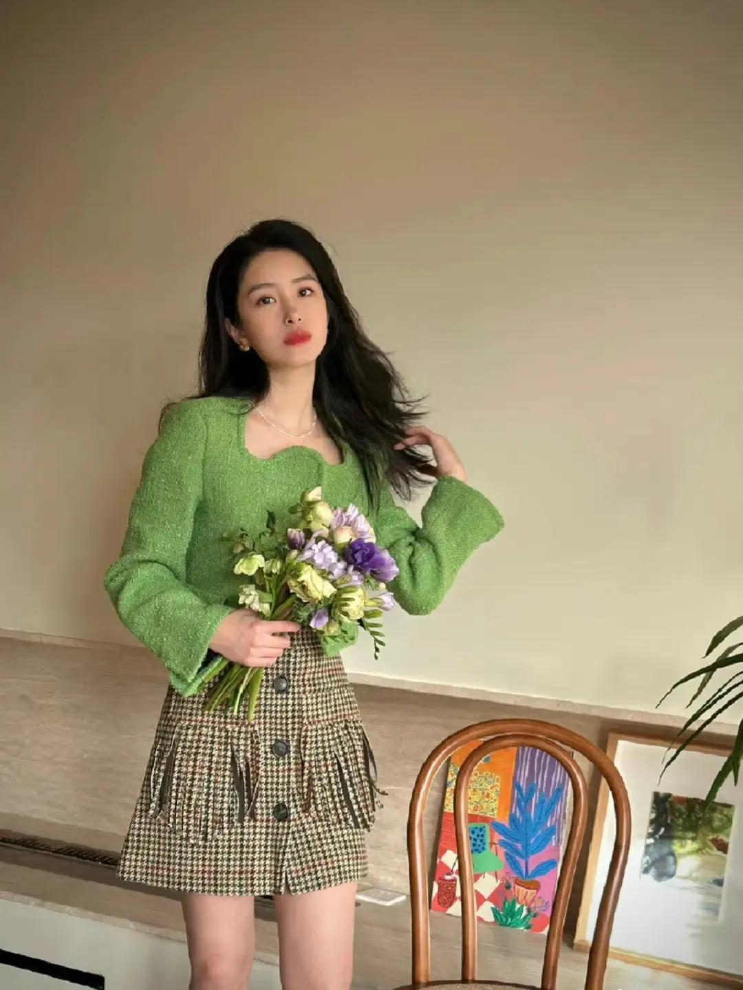 怪不得被叫作“刘二菲”呢！这称呼也真不是白叫的呀！

对比一下同款的装扮，还是杨