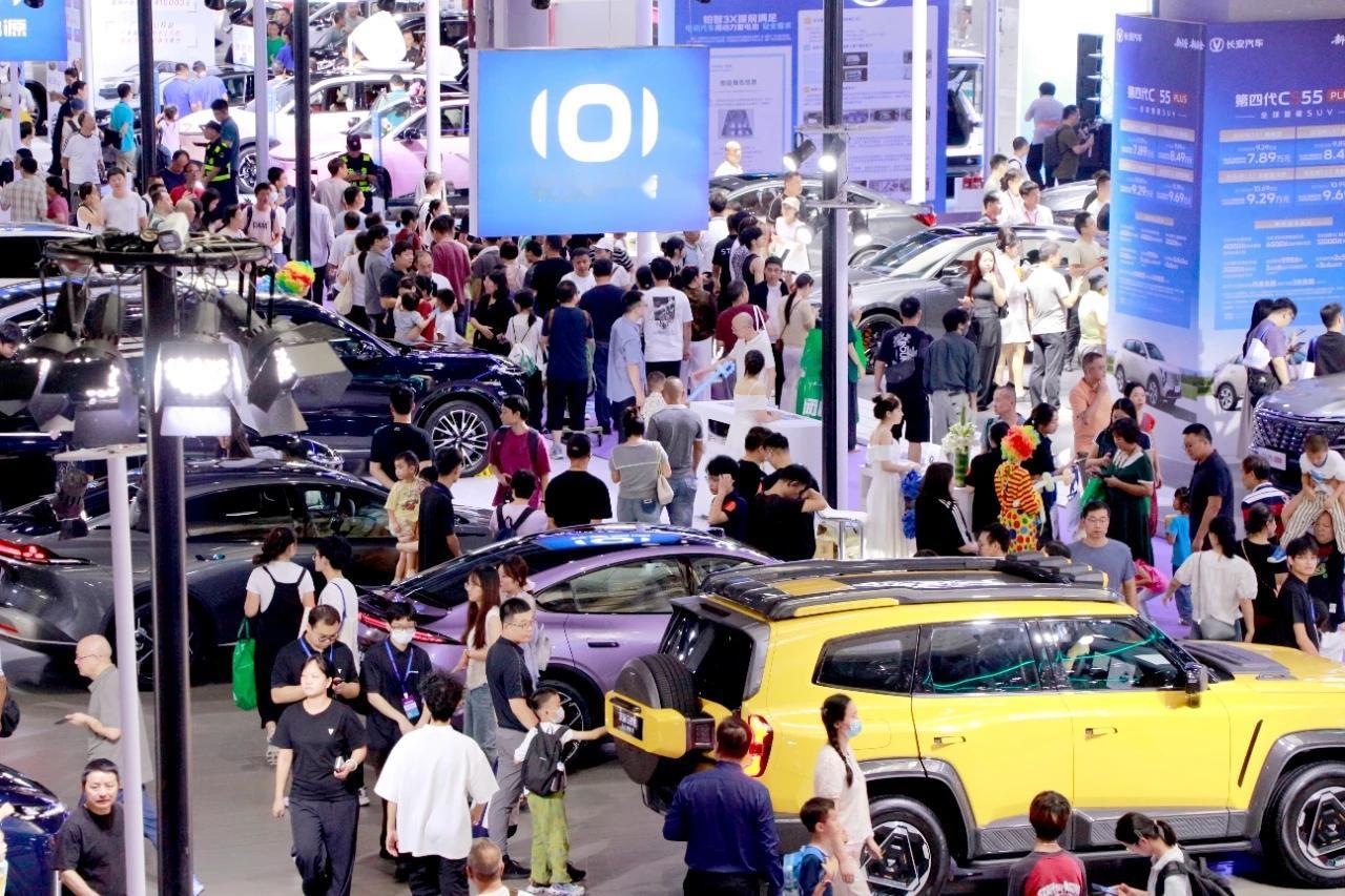 其中，参展品牌商花式促销，诸如“厂家补贴、价格直降、限时秒杀特价车、万元金融补贴