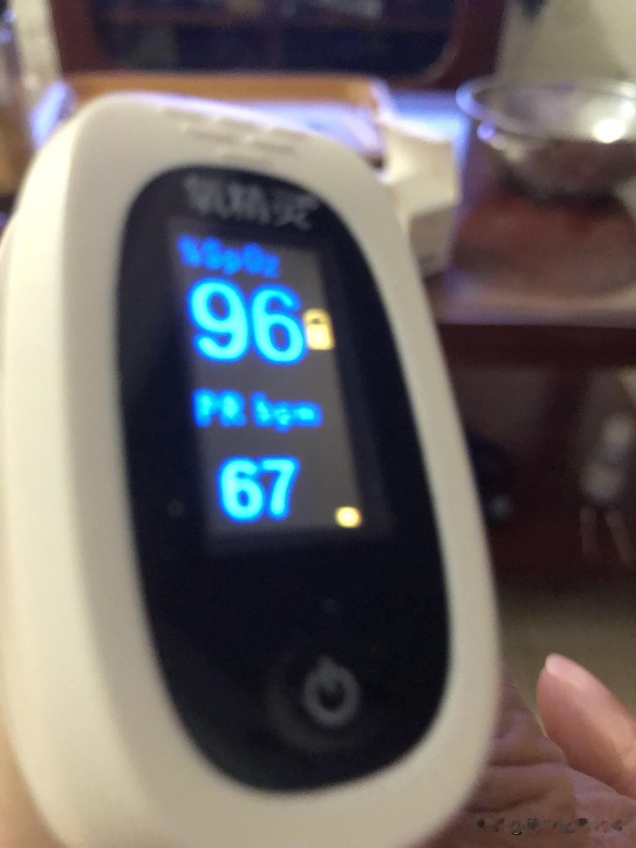 之前家里老人阳过之后总觉得胸闷，特意查过血氧相关的注意事项，真的别不当回事。
日