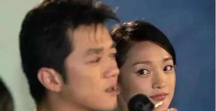 周迅曾说李亚鹏是满足她所有幻想的男人，想当初她看着他满眼是星星，爱慕之情都快溢出