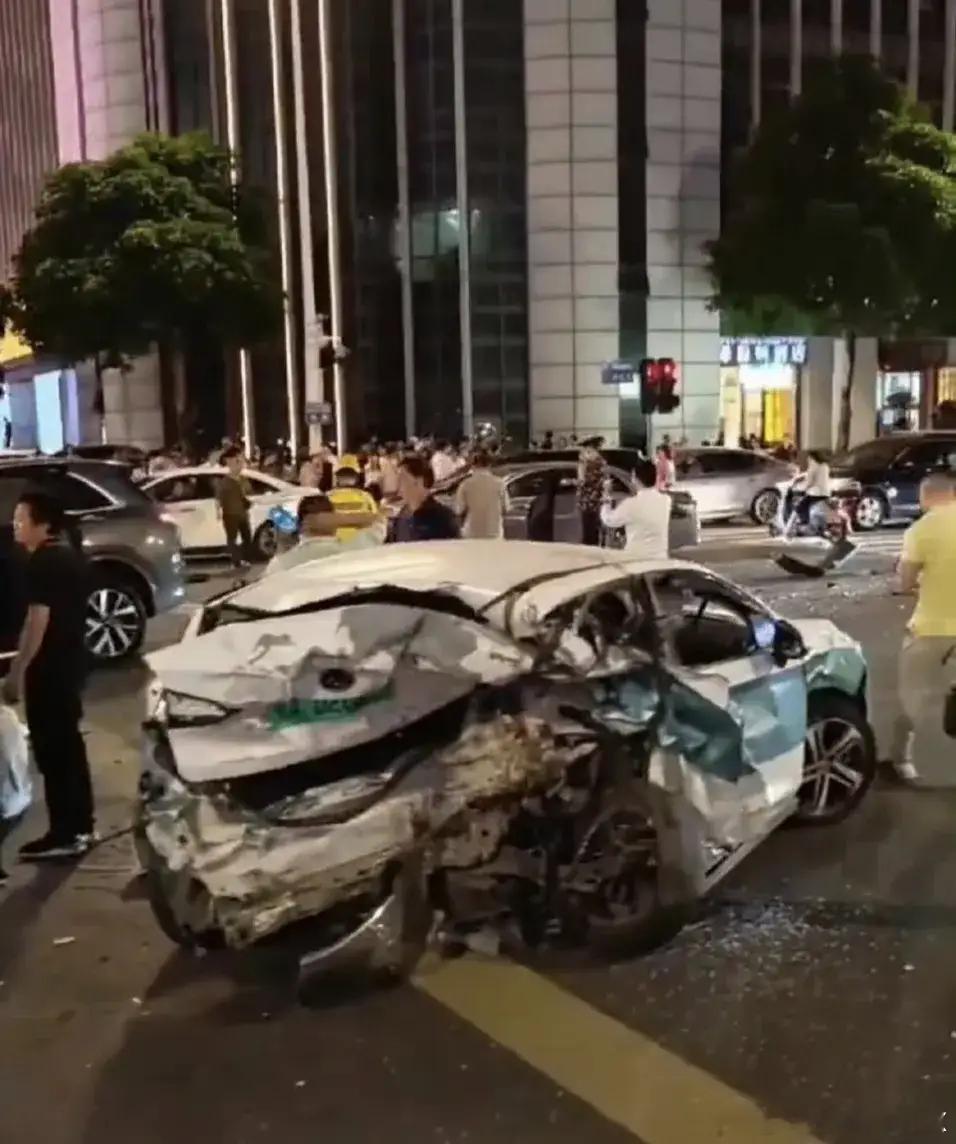 福州车祸5月2日，福建福州五一广场协和医院附近突发车祸。肇事车没有刹车一路油门冲