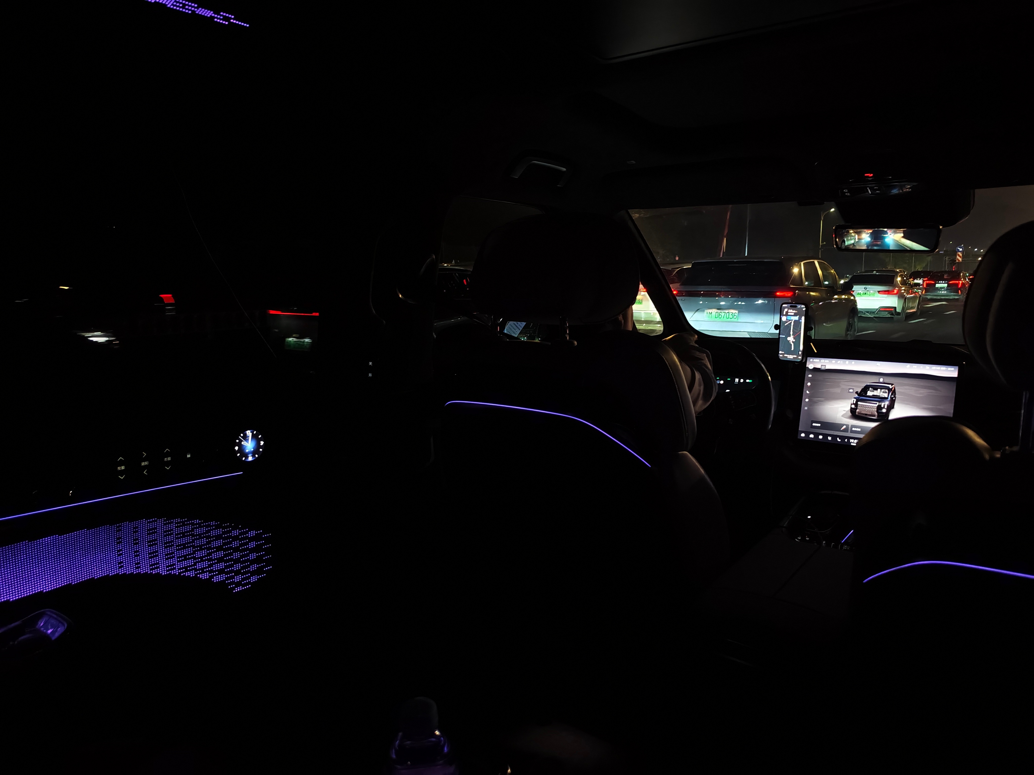 极氪 009 做高端专车，司机一上车说，车上有免费的矿泉水和 WiFi 哈。我说