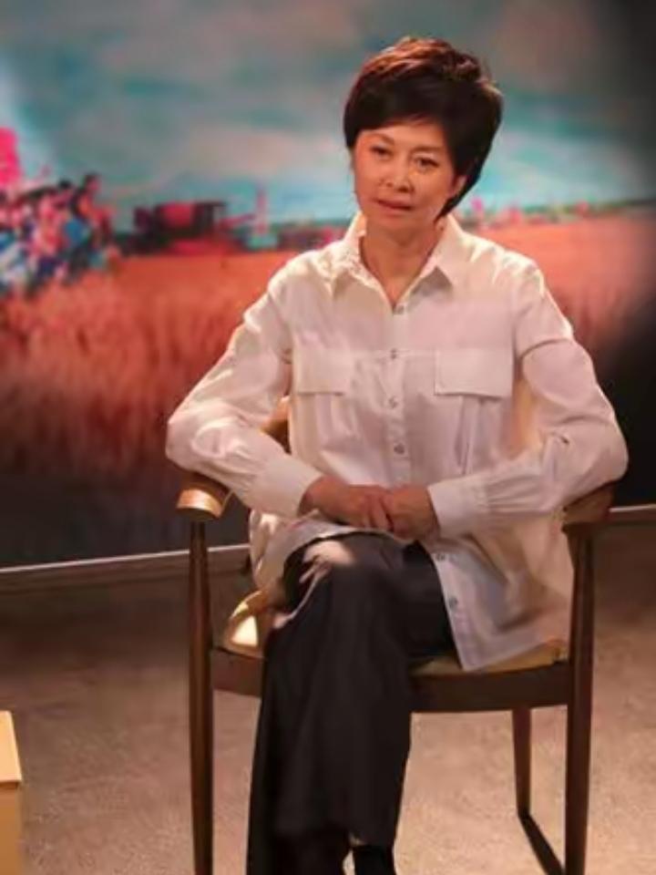 敬一丹走了，把她老公王梓木放在人生半路上，夫妻巨多财产冷冷的放在那里睡大觉。
原