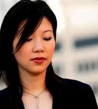1995 年，16 岁流浪女孩被陌生人带回家当保姆，深得雇主一家的喜爱，谁料，2