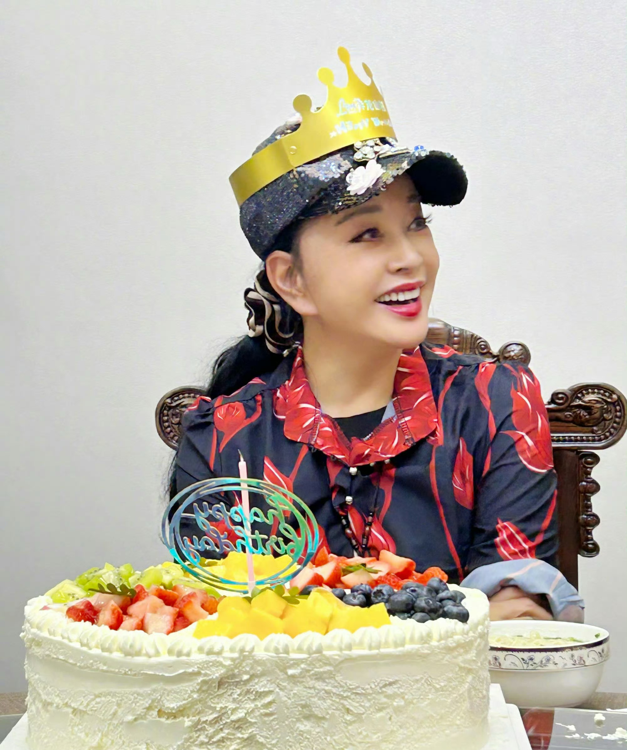#刘晓庆晒照庆祝74岁生日#刘晓庆晒照庆祝74岁生日🎂，这状态看着好好，说47