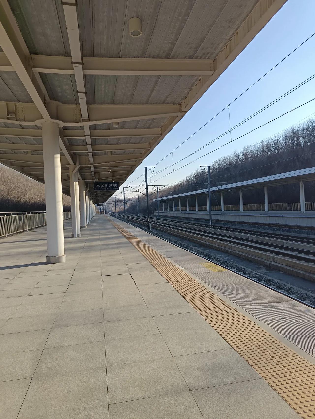 现如今辽阳站新建了西站房，预留了辽阳地铁1号线通道。看到本溪新城站只有2台4线我