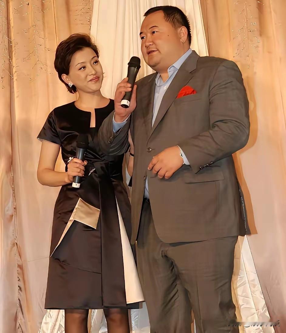 杨澜与丈夫同台。
吴征讲话时，杨澜看他的眼神满是光亮。
站在吴征身边，杨澜温婉窈