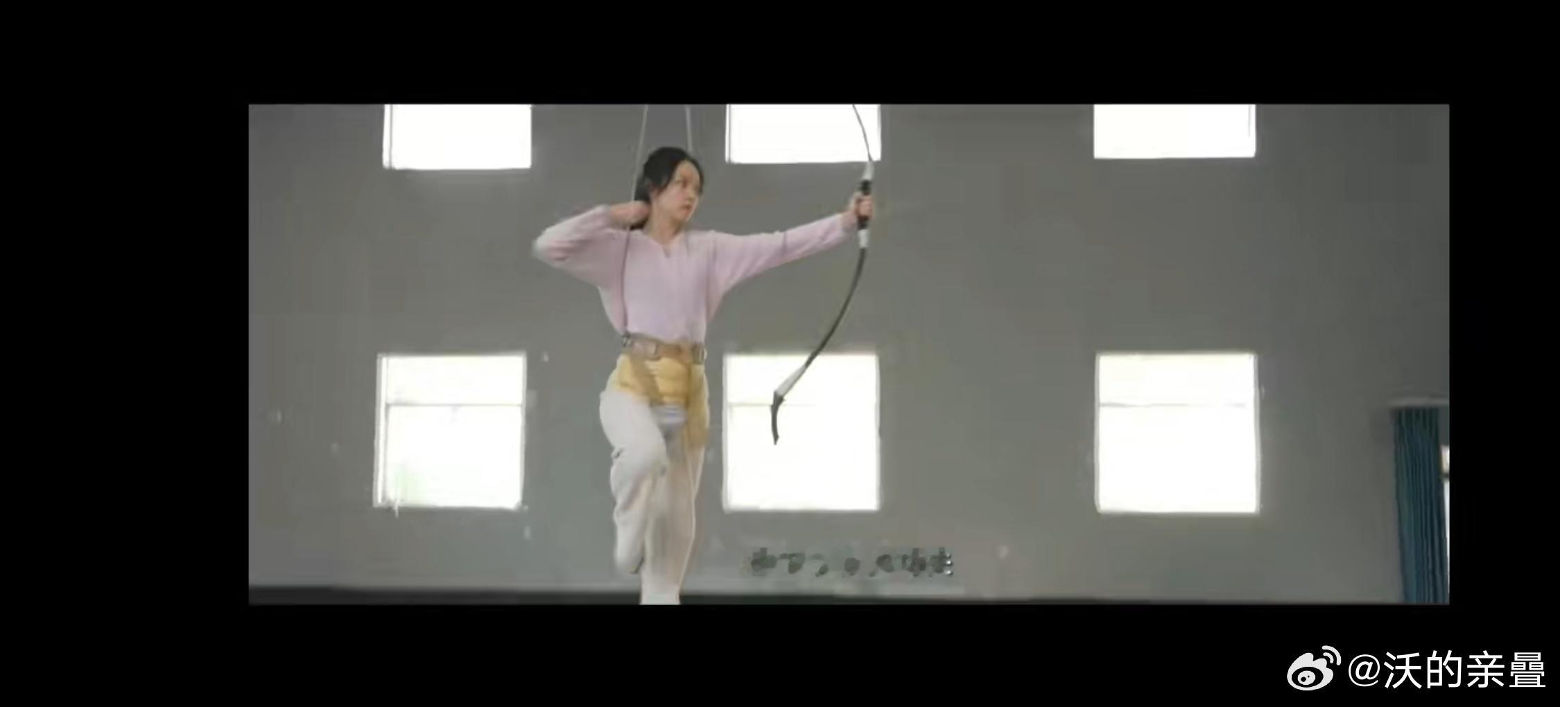 但凡去玩过一次射箭这怎么可能有力呢，前后胳膊都没绷紧 ，发力都没有，就演“放手射