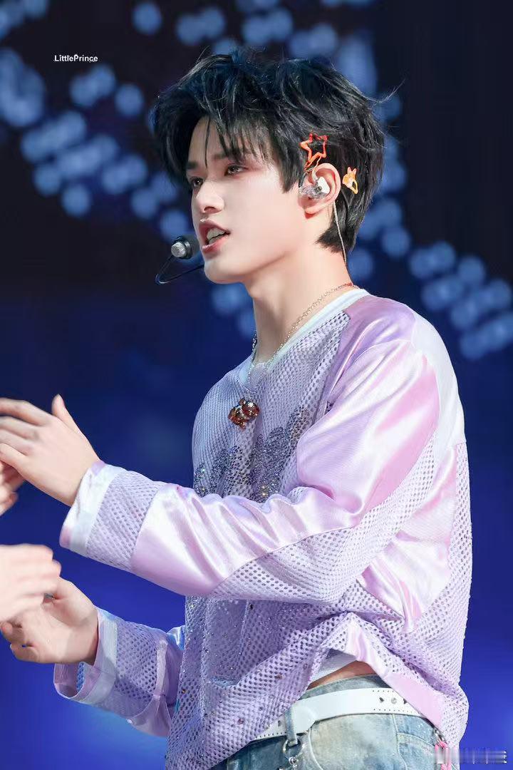 张极发布原创单曲壳 张极嗓音自带故事感，《壳》温柔又有力量。从保护自我到勇敢破壳