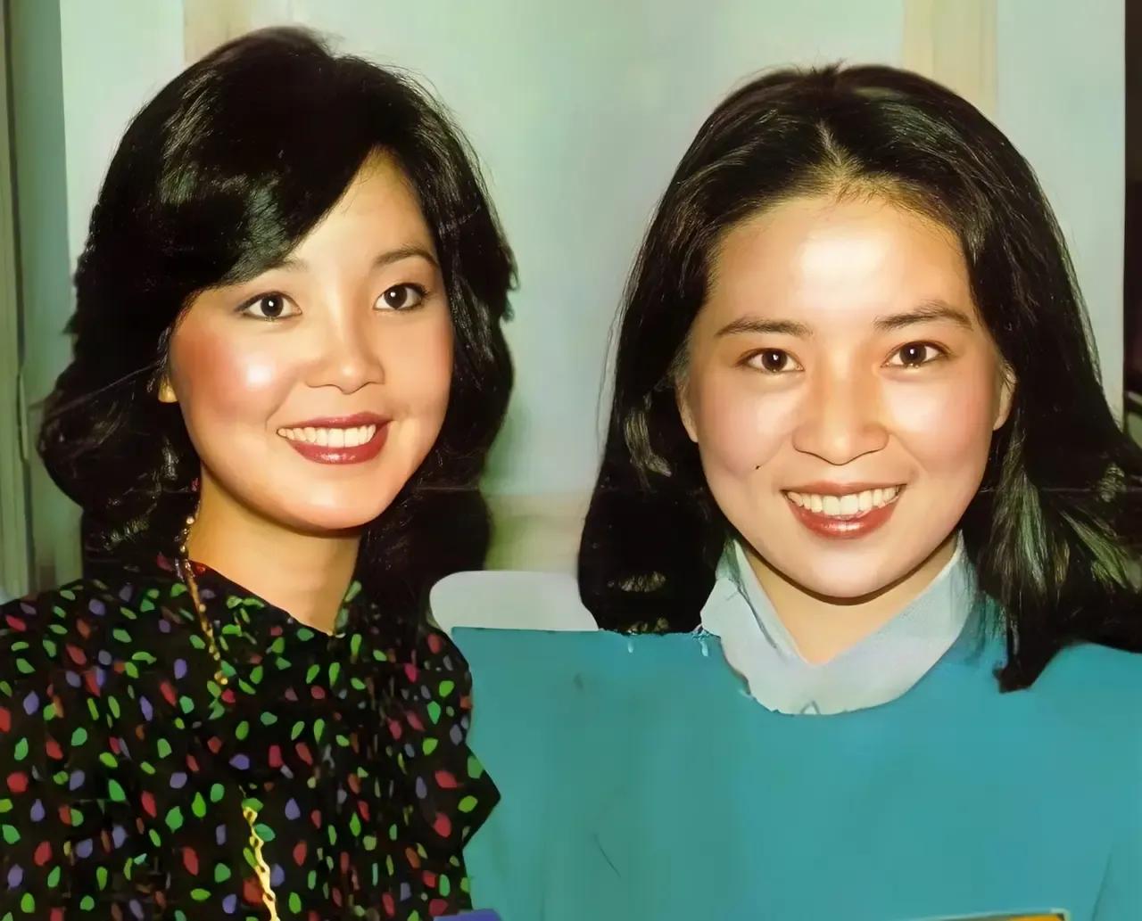 70年代，邓丽君和一位女明星，留下的一张合影，在那个年代的电影界，她也是一位备受