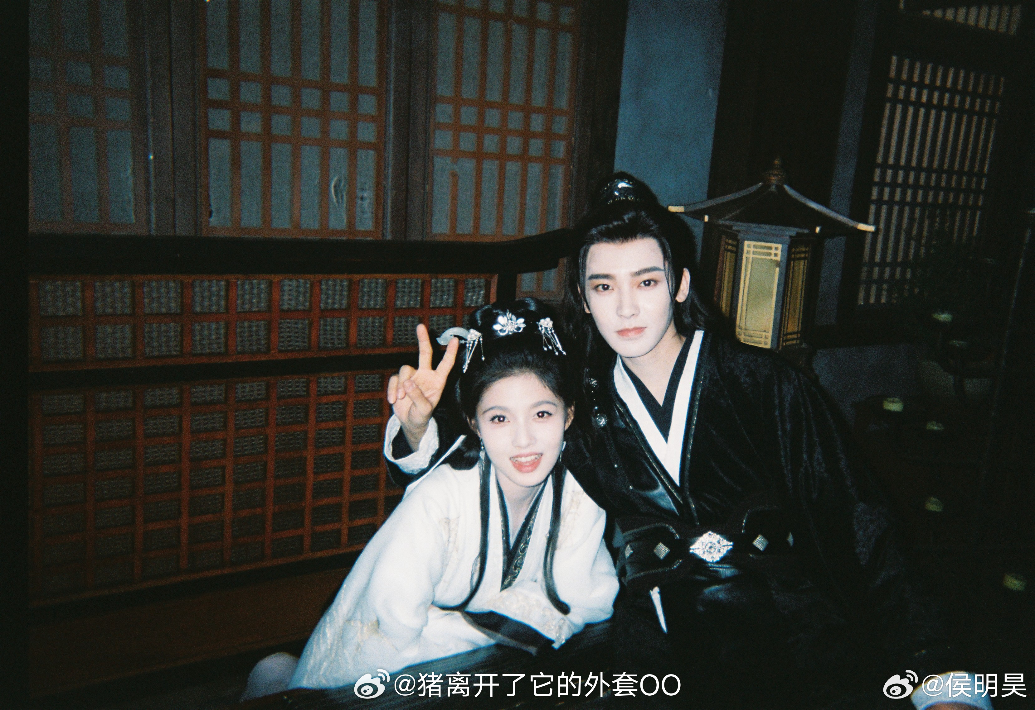 侯明昊艾米《雀骨》杀青剧组花絮图！！[打call][打call] ​​​