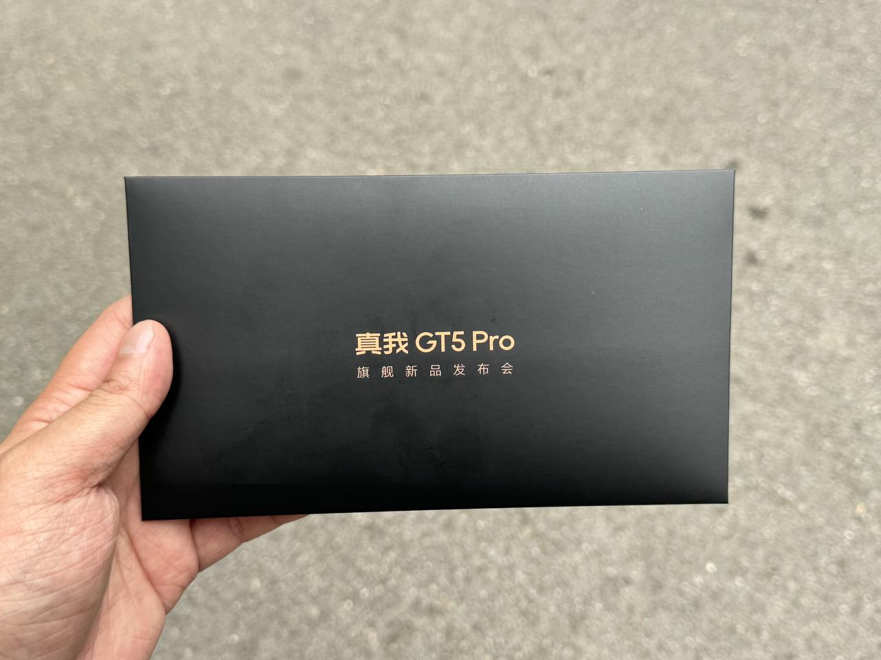 临出门，收到了真我GT5 Pro的邀请函，简单环保一张卡片。内容直白，比得过这款