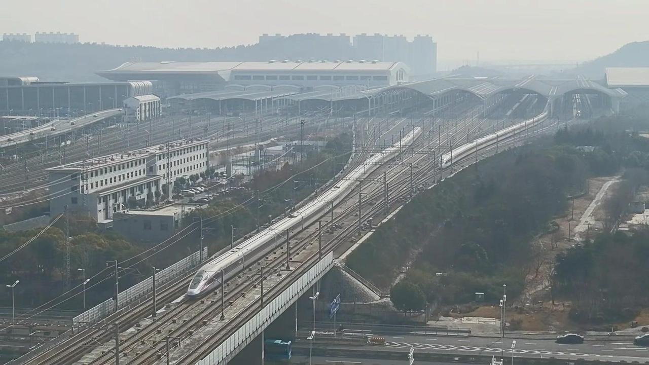 红神龙和金凤凰一前一后从徐州东京沪场驶出，紧接着同框沿高铁线驶向徐兰场，这种龙凤