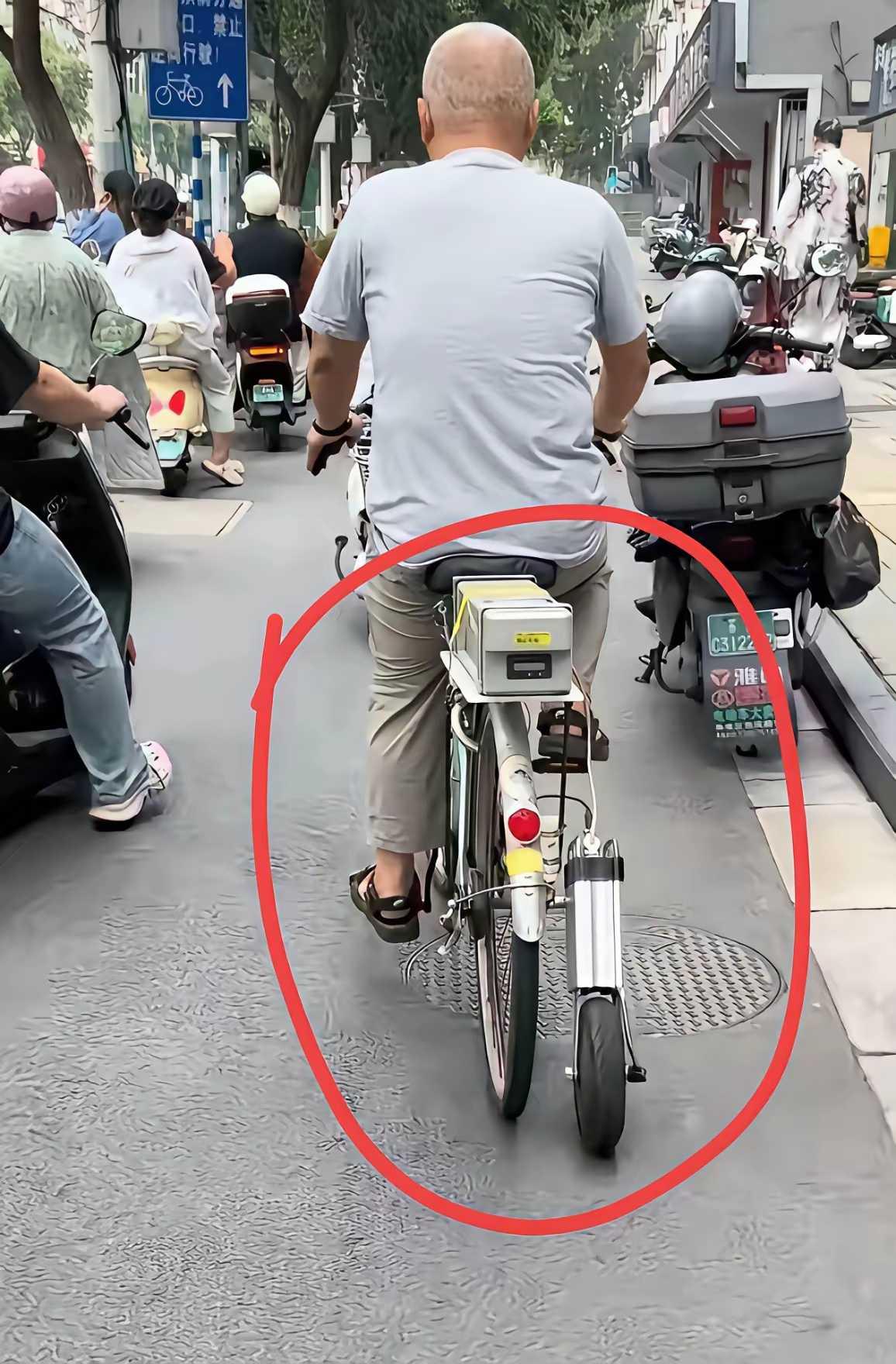 电动助力车，衣架上装有电池。