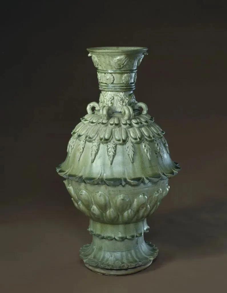 青釉莲花尊，北朝
高67厘米，口径19厘米，足径20厘米

1948年河北景县封