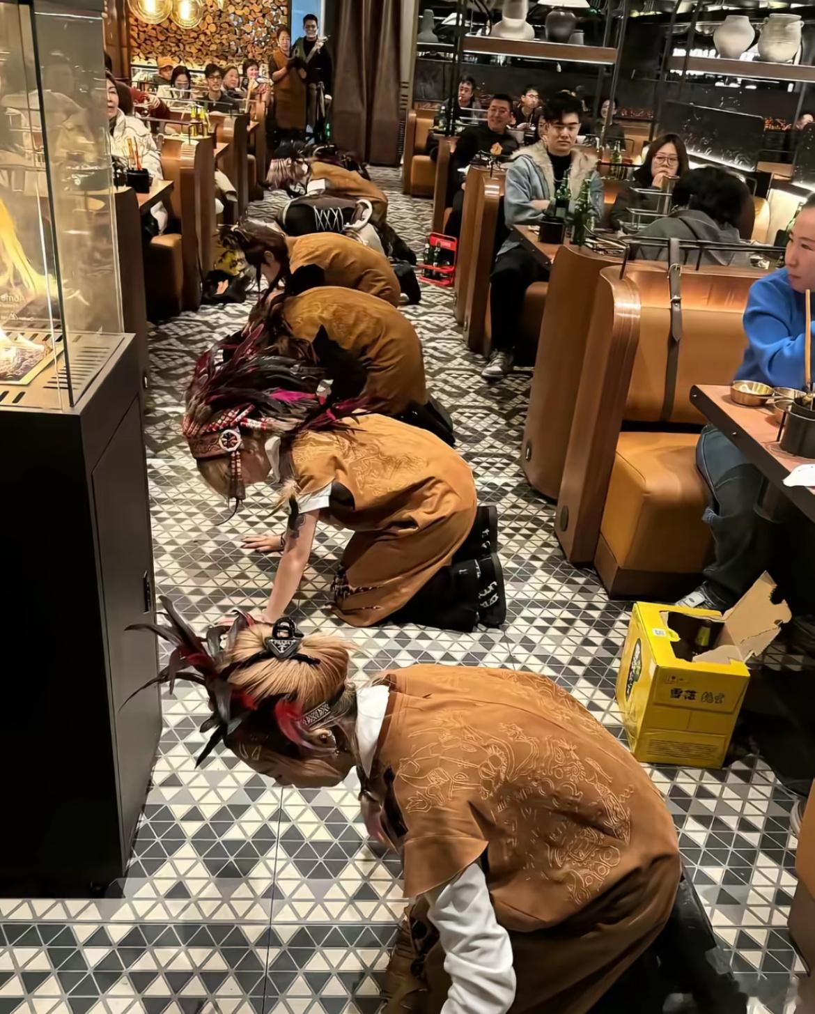 刷到这张照片直观的感受到了打工人的心酸…不明白为什么要下跪，感觉在这吃饭都没心情
