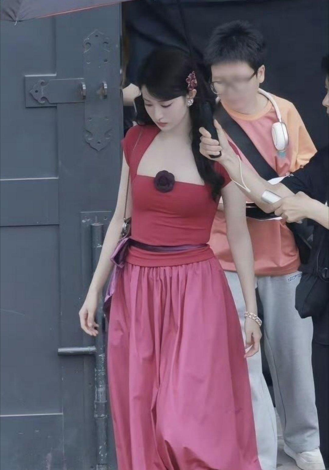 王楚然打破了内娱白幼瘦审美，美女也可以拥有小肚肚自由。 ​​​